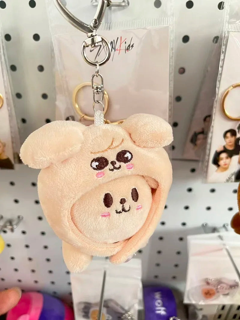 Novo chaveiro de pelúcia SKZOO, pingente de boneco, acessório para mochila, chaveiro de pelúcia com capa da Academia de Magia, brinquedo infantil, presente para fãs.