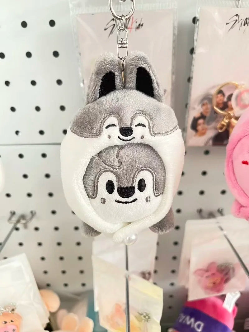 Novo chaveiro de pelúcia SKZOO, pingente de boneco, acessório para mochila, chaveiro de pelúcia com capa da Academia de Magia, brinquedo infantil, presente para fãs.
