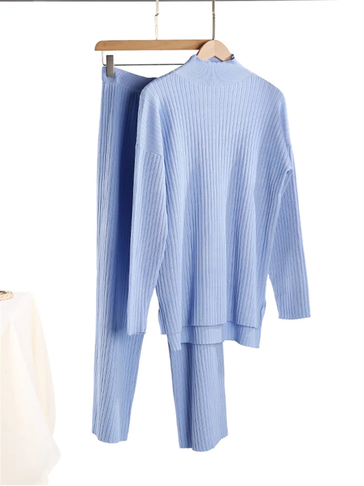 Conjunto de moletom feminino de duas peças em malha – gola alta e calça jogger.