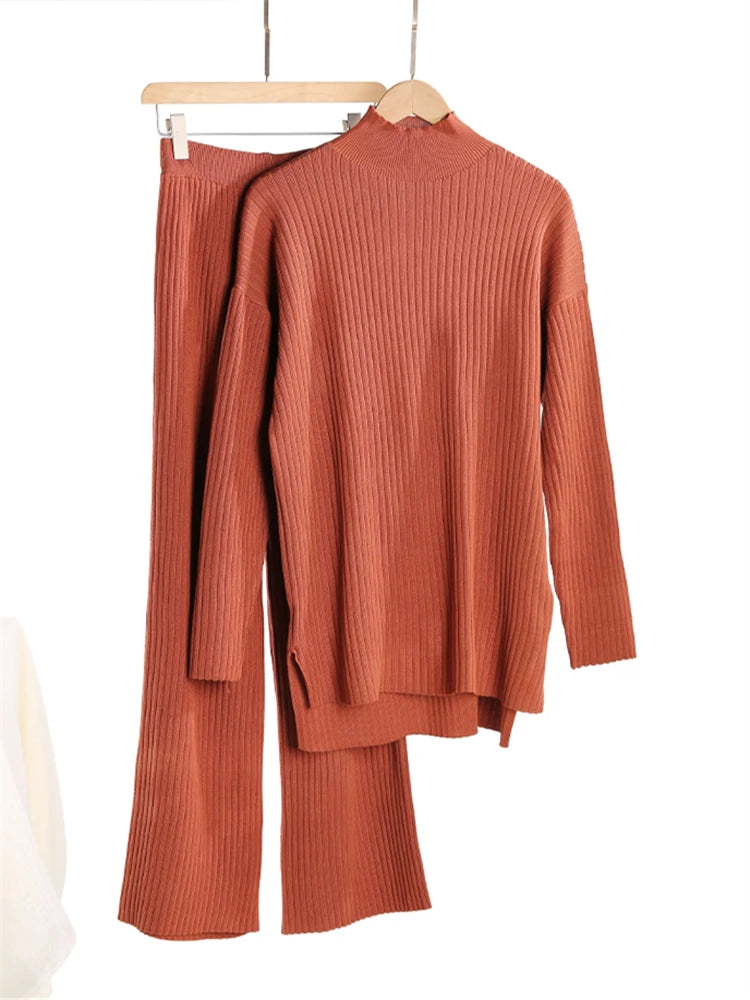 Conjunto de moletom feminino de duas peças em malha – gola alta e calça jogger.