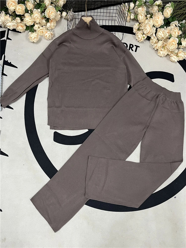 Conjunto de moletom feminino de duas peças em malha – gola alta e calça jogger.