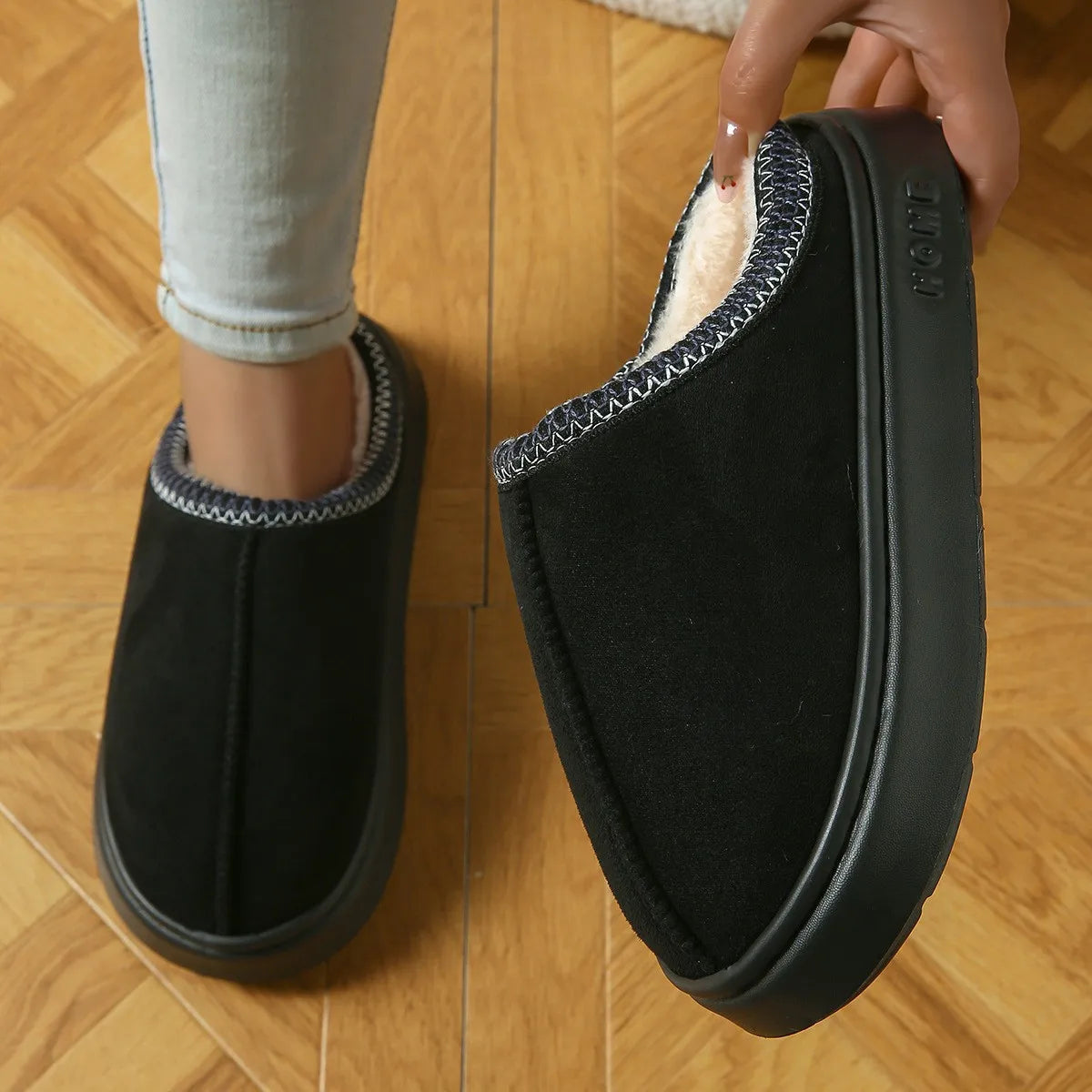 Pantufas de inverno femininas - Pantufas de pelúcia bordadas e antiderrapantes para uso interno com sola grossa.