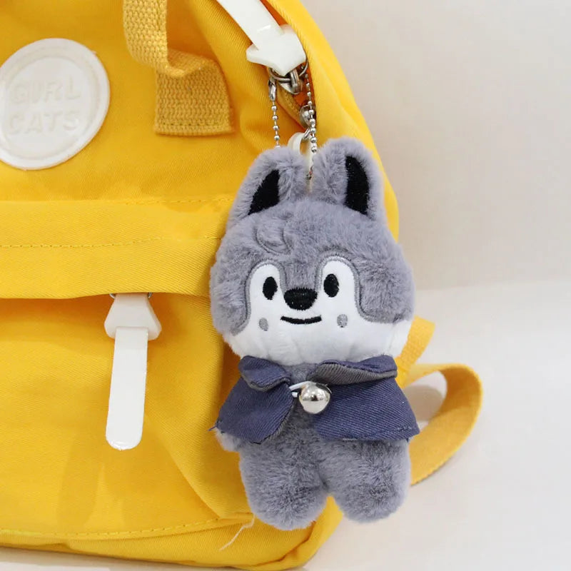 Novo chaveiro de pelúcia SKZOO, pingente de boneco, acessório para mochila, chaveiro de pelúcia com capa da Academia de Magia, brinquedo infantil, presente para fãs.