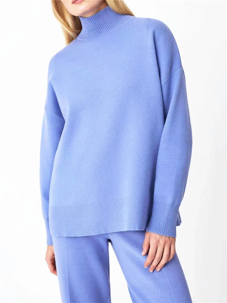 Conjunto de moletom feminino de duas peças em malha – gola alta e calça jogger.