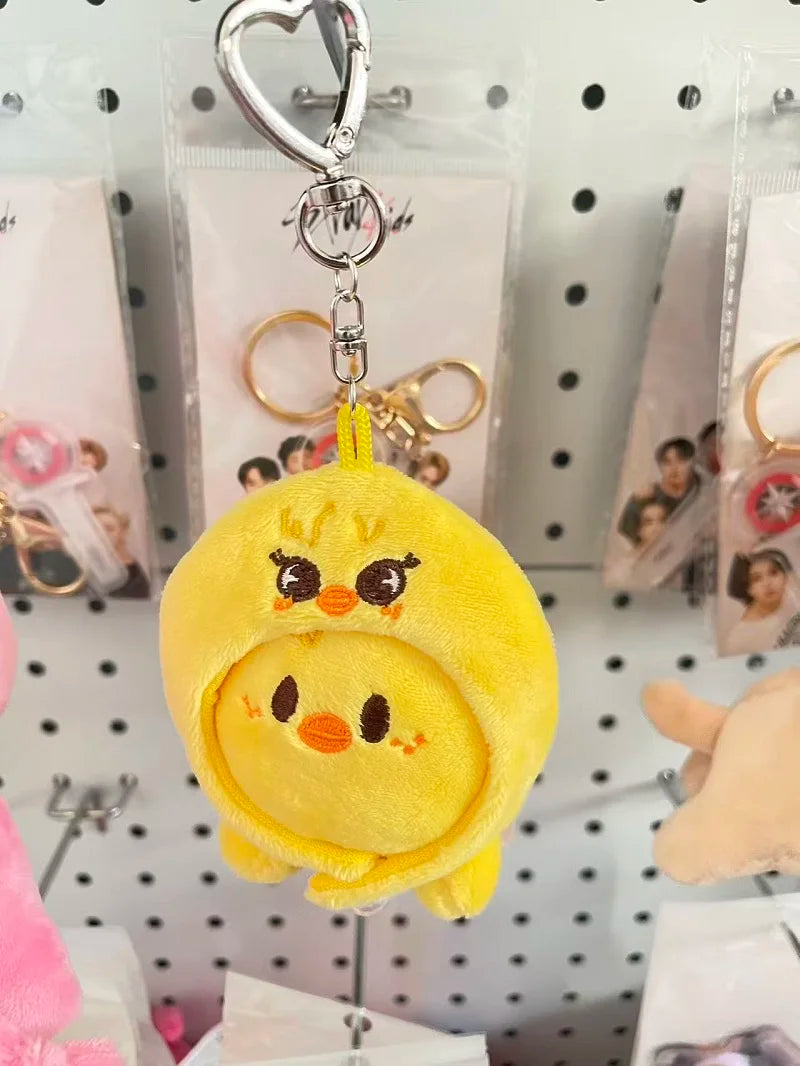 Novo chaveiro de pelúcia SKZOO, pingente de boneco, acessório para mochila, chaveiro de pelúcia com capa da Academia de Magia, brinquedo infantil, presente para fãs.