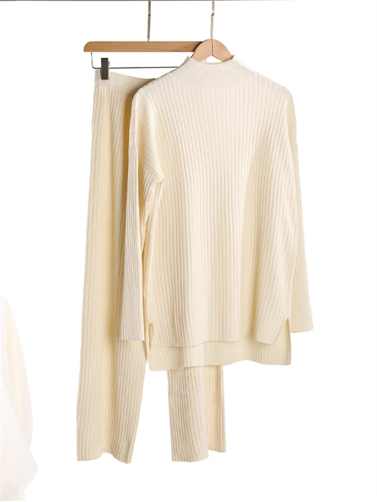 Conjunto de moletom feminino de duas peças em malha – gola alta e calça jogger.