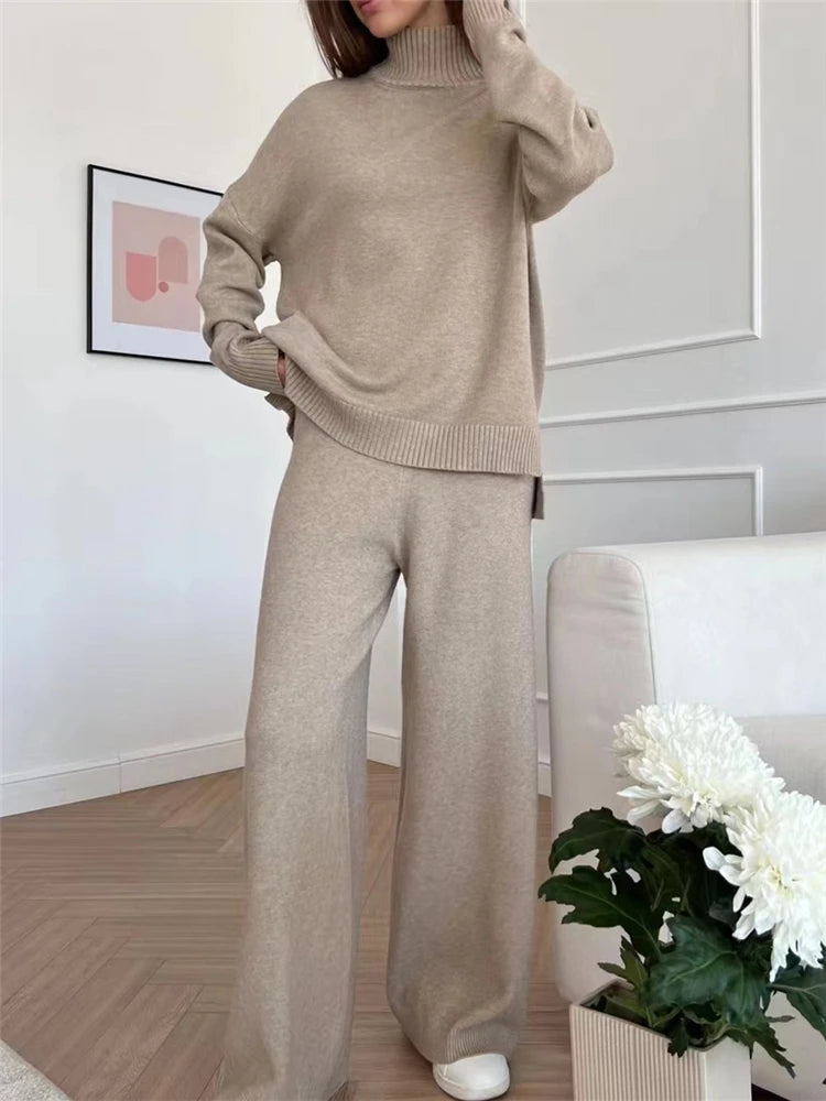 Conjunto de moletom feminino de duas peças em malha – gola alta e calça jogger.