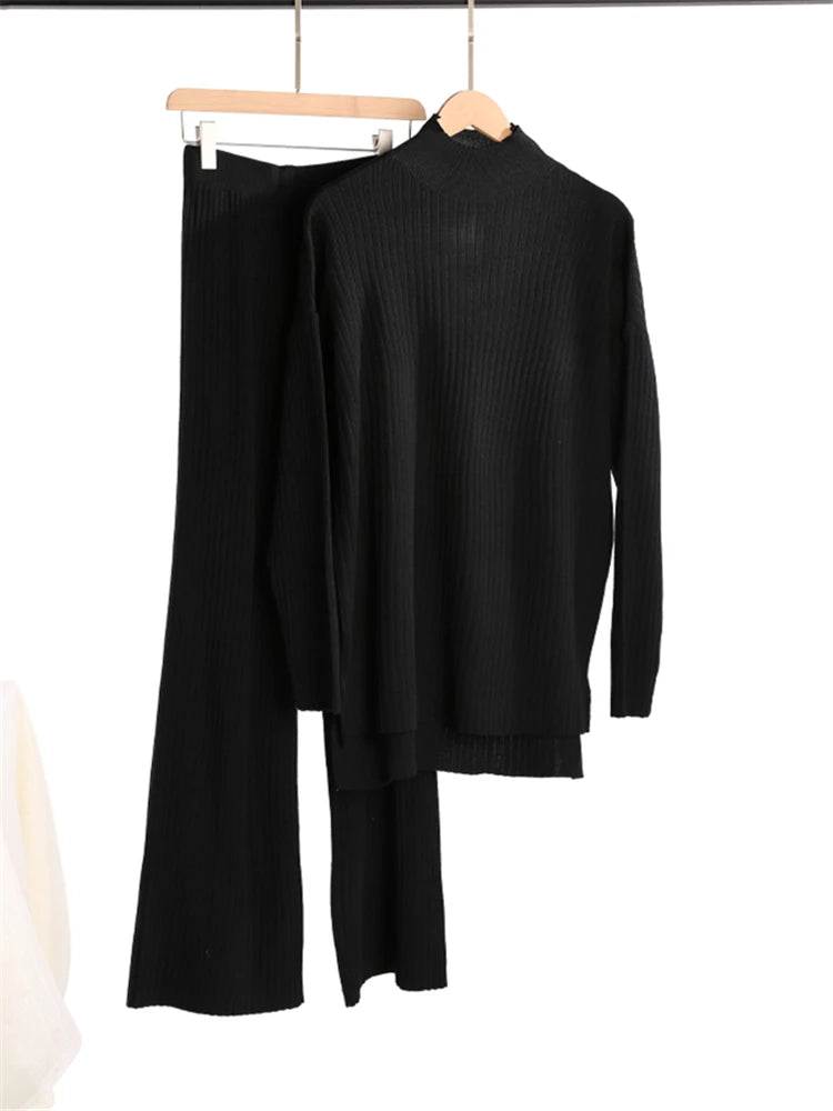 Conjunto de moletom feminino de duas peças em malha – gola alta e calça jogger.