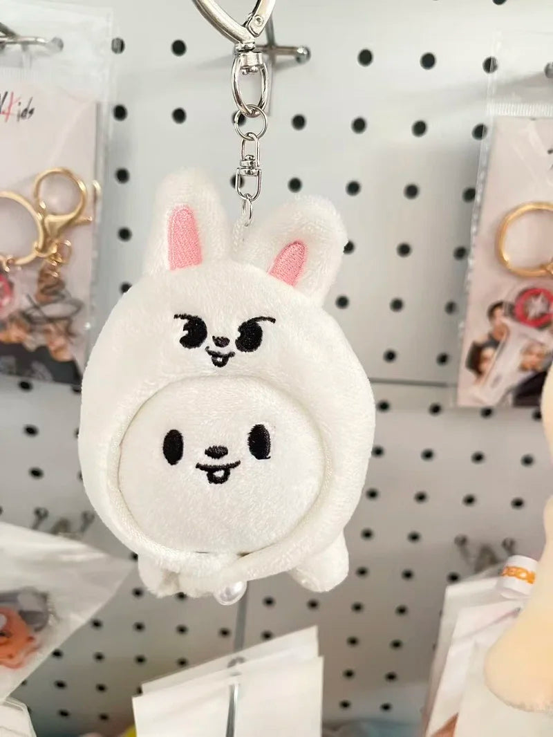 Novo chaveiro de pelúcia SKZOO, pingente de boneco, acessório para mochila, chaveiro de pelúcia com capa da Academia de Magia, brinquedo infantil, presente para fãs.