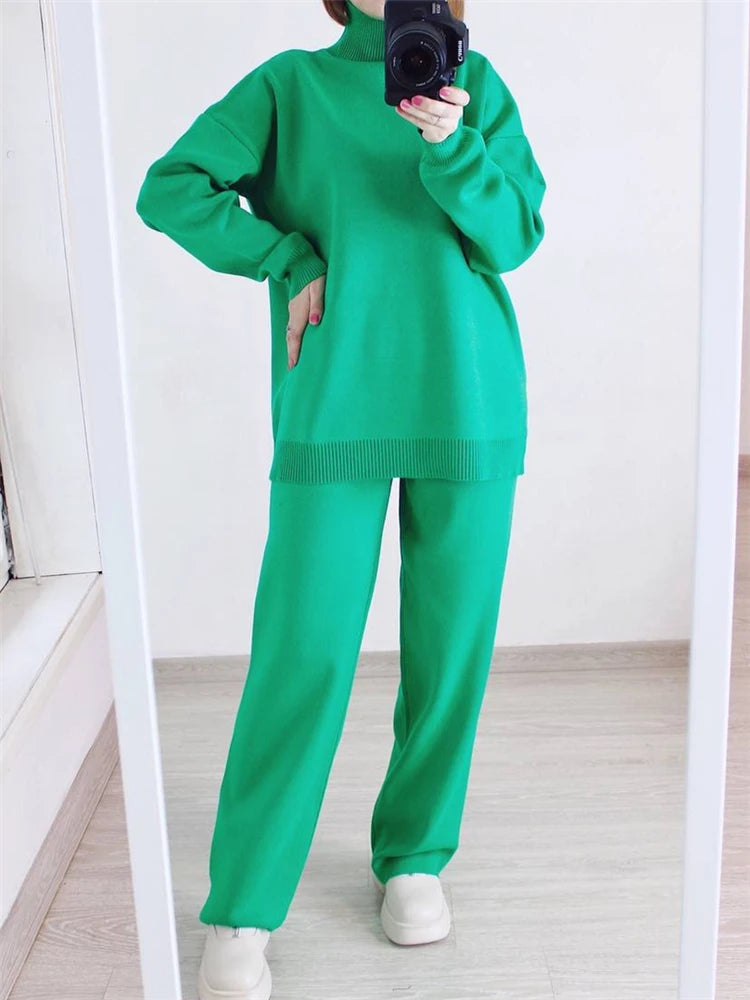 Conjunto de moletom feminino de duas peças em malha – gola alta e calça jogger.