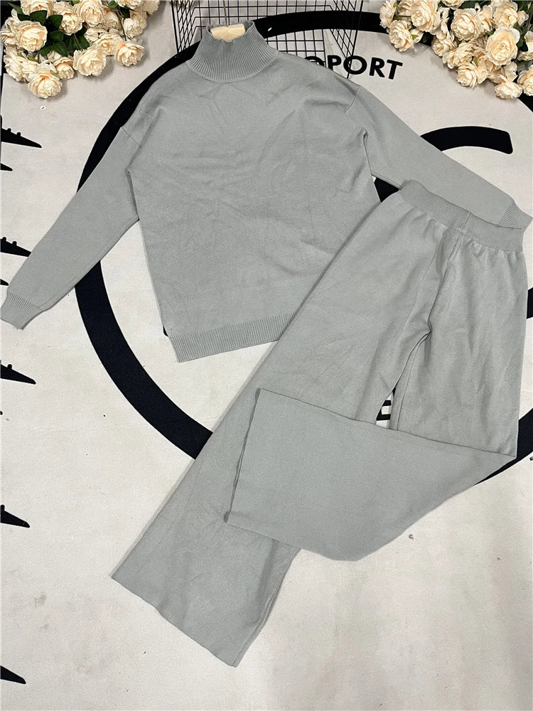 Conjunto de moletom feminino de duas peças em malha – gola alta e calça jogger.