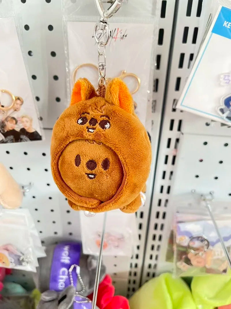 Novo chaveiro de pelúcia SKZOO, pingente de boneco, acessório para mochila, chaveiro de pelúcia com capa da Academia de Magia, brinquedo infantil, presente para fãs.
