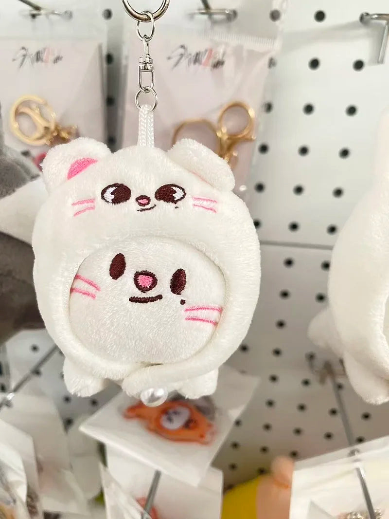 Novo chaveiro de pelúcia SKZOO, pingente de boneco, acessório para mochila, chaveiro de pelúcia com capa da Academia de Magia, brinquedo infantil, presente para fãs.