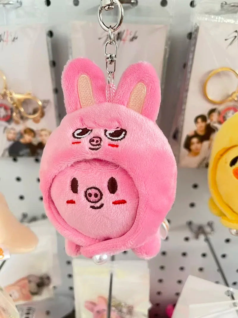 Novo chaveiro de pelúcia SKZOO, pingente de boneco, acessório para mochila, chaveiro de pelúcia com capa da Academia de Magia, brinquedo infantil, presente para fãs.